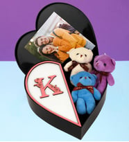 Kişiye Özel Kalpli Kutu Baş Harf Tasarımlı Kalp Kutu Ve Peluş Ayıcık Anahtarlık Buketi (Beyaz-Pembe)