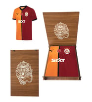 Galatasaray Lisanslı 2024/2025 Parçalı İç Saha Taraftar Forma Aslan Ahşap Kutulu (Sarı-Kırmızı)