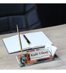 Kişiye Özel Kristal Saatli Masa Üstü İsimlik – Kalemli Lüks Ofis İsimliği ve Kartvizitlik Seti