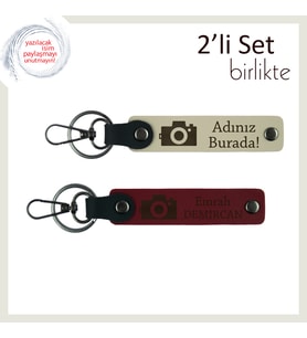 Sanatla Dolu Hediyelik, Kamera Temalı, Kişisel Yazılı 2’li Anahtarlık Takımı, Sütlü Kahve-Bordo
