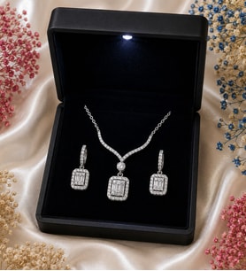 Premium Işıklı Kutuda 925 Ayar Gümüş Baget Taşlı Kadın Kolye & Baget Taşlı Halka Küpe Seti