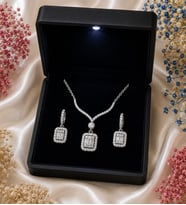 Premium Işıklı Kutuda 925 Ayar Gümüş Baget Taşlı Kadın Kolye & Baget Taşlı Halka Küpe Seti