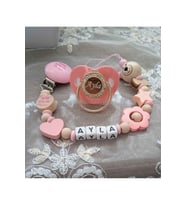 Isimli Bebek Emzik Zinciri ve Pembe Taşlı Silikon Damaklı Emzik Seti (0-6 Ay) TYSYSH0021