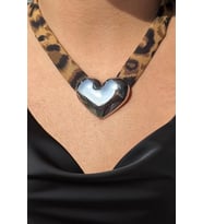 Caş Dekorasyon Gümüş Renk Leopar Desen Kalp Motif Kolye