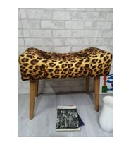 Leopar Desenli Ahşap Ayak Puf Modern Tasarım