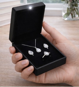 Işıklı Kutuda 925 Ayar Gümüş Damla Taşlı Kadın Takı Seti (Kolye Küpe Ayarlanabilir Yüzük)