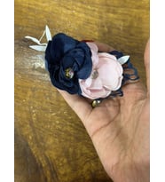 PEMBE MAVİ ÇİÇEKLİ YAPRAKLI BROŞ YAKA İĞNESİ  8X4 CM