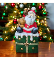 Yılbaşı Hediye Kutusu Üstünde Noel Baba