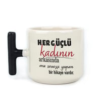 Her Güçlü Kadının Arkasında Baskılı Kadınlar Günü Siyah Kulplu T Kupa