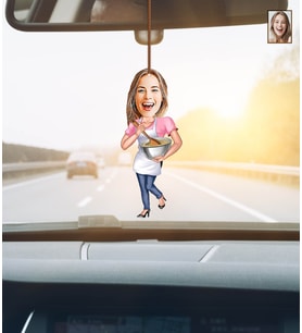 Kişiye Özel Karikatürlü Ev Hanımı Ahşap Araba Dikiz Ayna Süsü