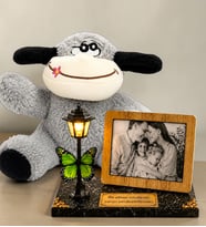 Kişiye Özel Karakalem Fotoğraflı Siyah Mermer Desenli Masa Lambası ve Peluş Eşek