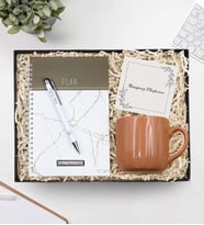 Kişiye Özel Beyaz Mermer Desenli Defter & Gümüş Renk Detaylı Beyaz Tükenmez Kalem & Kahverengi Kupa Hediye Seti