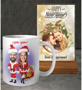 Kişiye Özel Fotoğraflı ve İsimli Yılbaşı Kadın Erkek Karikatürü Tasarımlı Beyaz Kupa ve Fotoğraflı ve Mesajlı Yeni Yıl Tasarımlı Masaüstü Plak oh1226