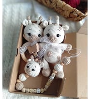 Yenidoğan Bebek Hediye Seti Zürafa İsimli Emzik Zincirli Amigurumi Oyuncak