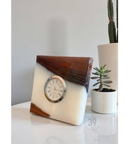 Classic Ceviz & Epoksi Masa Saati – Gümüş Kaplama Quartz Mekanizma – El Yapımı Tasarım (15x15 cm ) (Beyaz Gümüş)