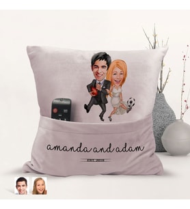BK Gift Kişiye Özel Sevgililer Karikatür Tasarımlı Organizer Kumanda ve Atıştırmalık Cepli Pembe Kırlent Yastık-15 Arkadaşa Hediye, Cepli Yastık