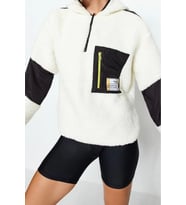 Oversize Fermuarlı Yaka Düşük Kol Paraşüt Kumaş Detaylı Peluş Geniş Kalıp Örme Spor Sweatshirt (Ekru)