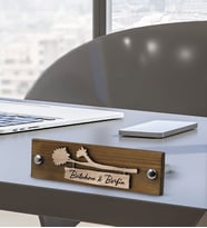 BK Gift Kişiye Özel El Yapımı 3D Kabartma İsimli Metal Ayaklı Doğal Ahşap Masa İsimliği, Yeni İş Hediyesi, Ofis Dekoru-2