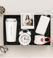 Kişiye Özel Fotoğraflı Çerçeve,Masa Saati,Powerbank,Çilek Fincan Ve Termos Hediye Seti (Beyaz)