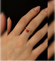 Gold Kaplama Sevgiliye Özel Kırmızı Kalpli Yüzük ,Gold Çiçek Motifli Sevgili Yüzüğü , Romantik Yüzük (Kırmızı-Altın)
