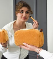 Fermuarlı Peluş Makyaj Çantası (Kısa Tüylü) – Kadınlar İçin En Yeni Makyaj Çantası Modelleri (Kahverengi)
