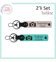 Karelerle Anlatılan Sevgi, Kamera Temalı, İsme Özel 2’li Anahtarlık Hediyesi, Pudra-Turkuaz