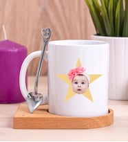 Kişiye Özel Pembe Yıldız Kafa Fotoğraflı Ahşap Altlıklı Beyaz Kupa Bardak