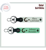 İsim ve Soyisimle Tamamen Size Özel Çocuk Ve Ayyıldız Temalı x2 Hediye Anahtarlık, Beyaz-Yeşil