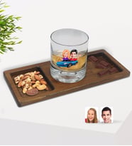 BK Gift Kişiye Özel Sevgililer Karikatürlü Viski Bardağı ve Doğal Masif Ahşap Dikdörtgen Sunum Tabağı Çerezlik Hediye Seti-52