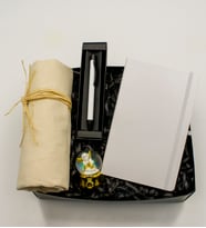 Kanvas Bez Çanta & Beyaz Defter & Beyaz Tükenmez Kalem & Gold Melek Kar Küresi Hediye Seti
