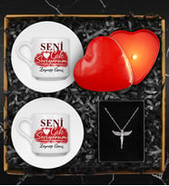 Sevgililer Gününe Özel Tasarım Kişiye Özel İkili Fincan Seti & Zirkon Taşlı Melek Kolye & Metal Kapak Kalp Mum Hediye Seti