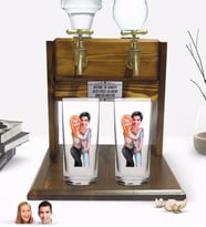 BK Gift Kişiye Özel Sevgililer Tasarımlı İkili Rakı Bardağı ve Çift Musluklu Doğal Ahşap Rakı Standı-85 (Model 1)