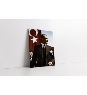 Türk Bayrağı Önünde Atatürk