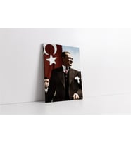 Türk Bayrağı Önünde Atatürk