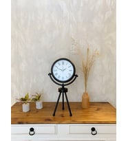 Siyah Metal Mini Tripod Roma Rakamlı Masa Saati 45×26 cm