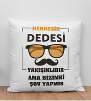 BK Gift Herkesin Dedesi Yakışıklıdır Ama Bizimki Şov Yapmış Tasarımlı Beyaz Kırlent Yastık, Ev Hediyesi, Doğum Günü Hediyesi