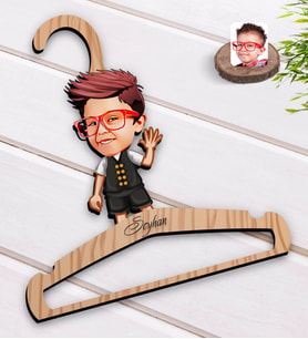BK Gift Kişiye Özel Erkek Çocuk Karikatürlü Standart Boy Ahşap Elbise Askısı-2