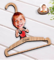 BK Gift Kişiye Özel Çocuk Kick Box Karikatürlü Standart Boy Ahşap Elbise Askısı-1