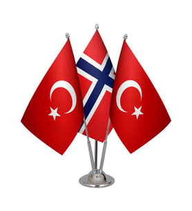 Masa Üstü Norveç Bayrağı Türk Bayrağı Üçlü Krom Direk Masa Bayrak Seti