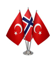 Masa Üstü Norveç Bayrağı Türk Bayrağı Üçlü Krom Direk Masa Bayrak Seti