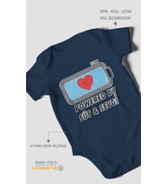 Powered By Süt ve Sevgi Baskılı Bebek Zıbını – Çıtçıtlı Body 8 Renk  %100 Pamuk Kısa Kol (Lacivert)