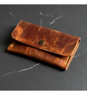 Koof Craft Rustic Snap Hakiki Deri Kartlık – %100 Gerçek Deri, El Yapımı Minimal Kartlık, Butonlu Kompakt Deri Cüzdan, Hediyelik Erkek Kartlık (Tarçın)