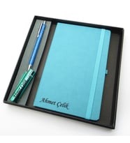 Signator® Codex  N266 Kişiye Özel Defterli Set - İsme Özel Mavi Kalem + İsme Özel Turkuaz Defter + İsme Özel Yeşil Çakmak  İsme Özel Kutusunda Hediyelik Set (Karışık)