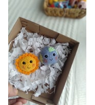 Amigurumi İkili Arkadaş Sevgili Çift Anahtarlık Dünya ve Güneş Hediye Kutulu