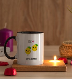Kişiye Özel Sevimli Limonlar Ahşap Altlıklı Mumlu Siyah Kupa