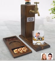 BK Gift Kişiye Özel Evleniyoruz Karikatürlü Viski Bardağı & Musluklu Doğal Ahşap İçki Standı & Masif Ahşap Dikdörtgen Sunum Tabağı Çerezlik Hediye Seti-8
