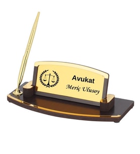 Avukatlara Özel Tasarımlı Ahşap Kalemli Masa Üstü İsimlik