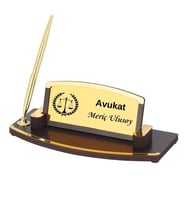 Avukatlara Özel Tasarımlı Ahşap Kalemli Masa Üstü İsimlik