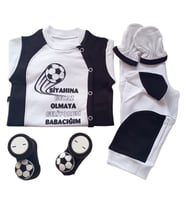 Hoşgeldin Bebek, Yenidoğan Unisex Bebek, Siyah Beyaz Taraftar Dörtlü Set, Aksesuarlı Taraftar Çorap ve İsimli Emzik Askısı Hediye Seti (Siyah & Beyaz)