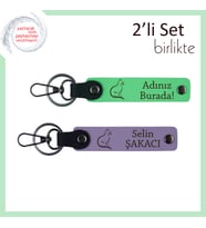 Kedili Kombin Tamamlayıcısı, Tatlı Desen, İsme Özel Deri Anahtarlık, Fıstık Yeşil-Mor Menekşe